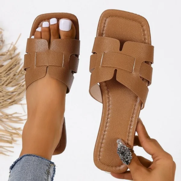 Ladies' fashionable casual flat sandals, versatile outdoor wear, flat slippers for wearing outside
