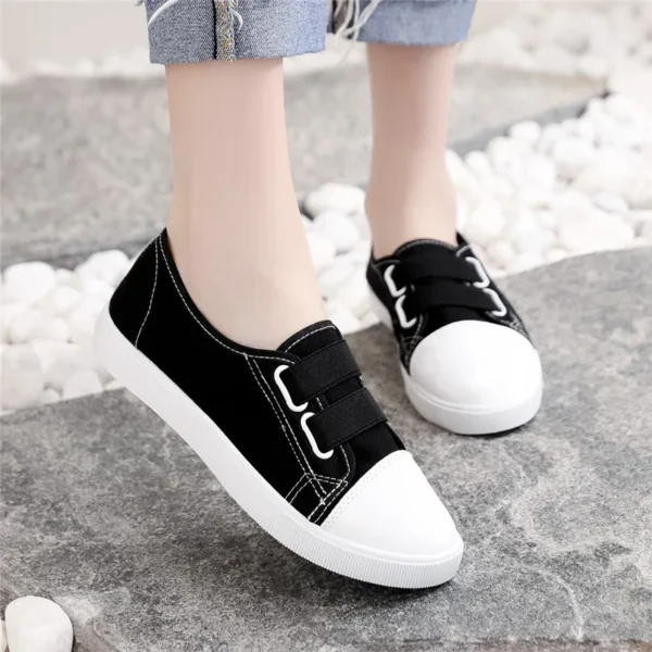 The new fashionable, versatile and breathable white sneakers and canvas shoes are all easy to wear with one foot
