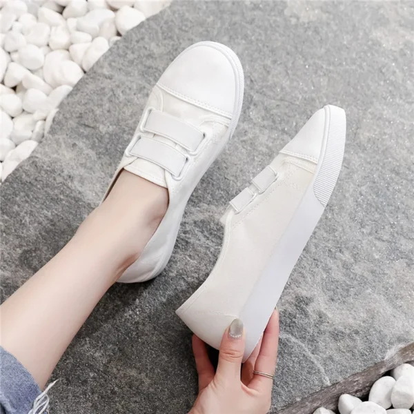 The new fashionable, versatile and breathable white sneakers and canvas shoes are all easy to wear with one foot - Image 3
