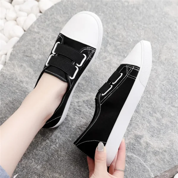 The new fashionable, versatile and breathable white sneakers and canvas shoes are all easy to wear with one foot - Image 2