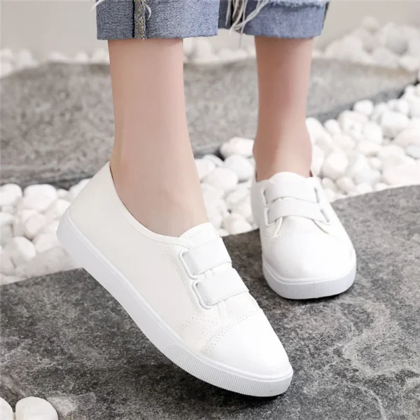 The new fashionable, versatile and breathable white sneakers and canvas shoes are all easy to wear with one foot - Image 4